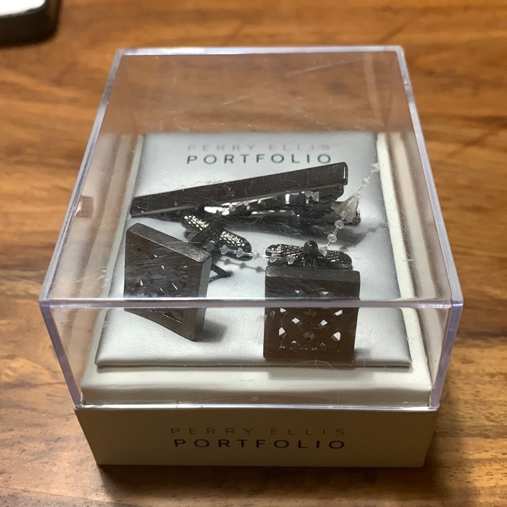 𝅺NEW in Box Perry Ellis Black Silver Cufflinks & Tie Clip